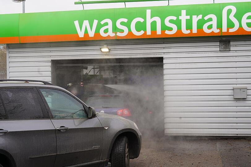 Der Saharastaub hat sich an vielen Autos festgeklebt.