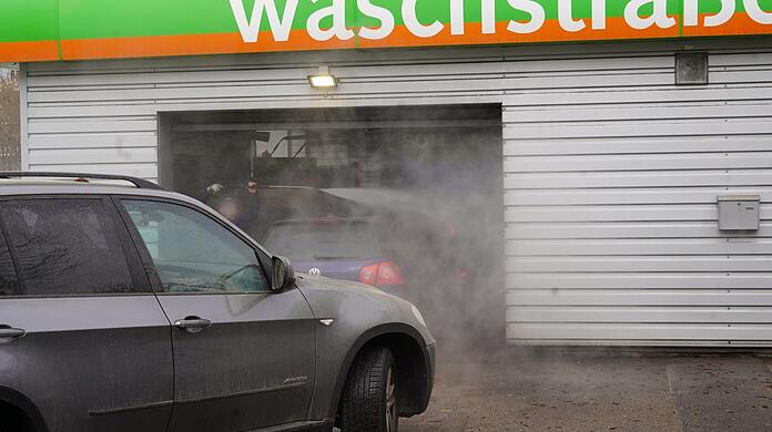 Der Saharastaub hat sich an vielen Autos festgeklebt.