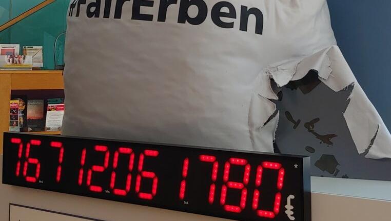 In Milbertshofen steht sie noch bis Montag: Die Erbschaftsteueruhr zeigt an, wie viel Geld dem Staat seit der Reform der Steuer im Jahr 2009 durch die Lappen gegangen ist.