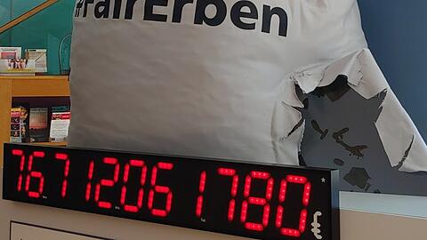 In Milbertshofen steht sie noch bis Montag: Die Erbschaftsteueruhr zeigt an, wie viel Geld dem Staat seit der Reform der Steuer im Jahr 2009 durch die Lappen gegangen ist.