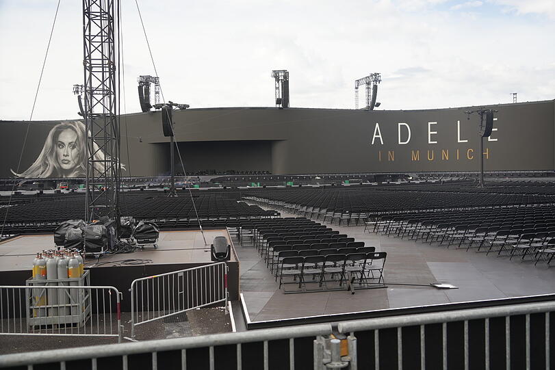Die Dimension lässt sich nur erahnen. Rund 74.000 Zuschauer haben insgesamt Platz im Adele-Stadion.