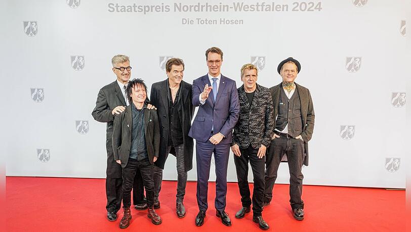 Die Toten Hosen mit Nordrhein-Westfalens Ministerpräsident Hendrik Wüst. Die Toten Hosen mit Nordrhein-Westfalens Ministerpräsident Hendrik Wüst.