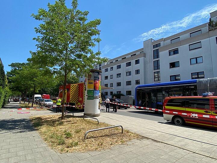 Auch an der Rümannstraße hat die Polizei Flatterbänder angebracht. Die Bombe befindet sich ein Stück hinter diesem weißen Haus, nahe der Kurve Kraepelin/Bummstraße.