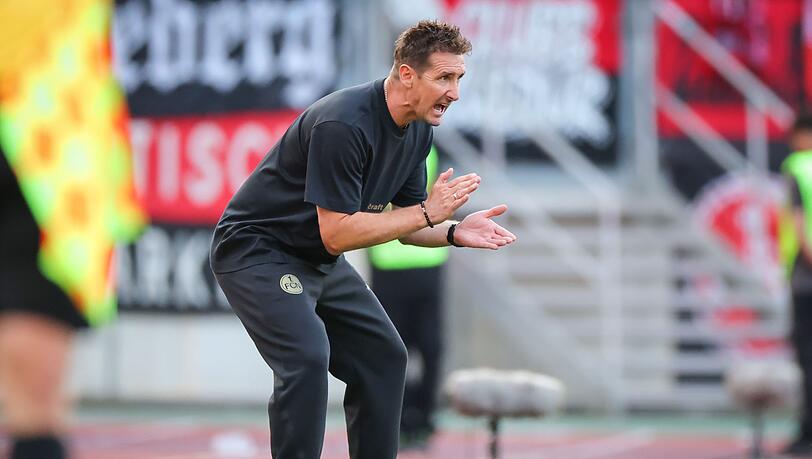 "Am liebsten wäre ich selbst rein": "Club"-Trainer Miroslav Klose konnte vom Seitenrand nur begrenzt eingreifen.