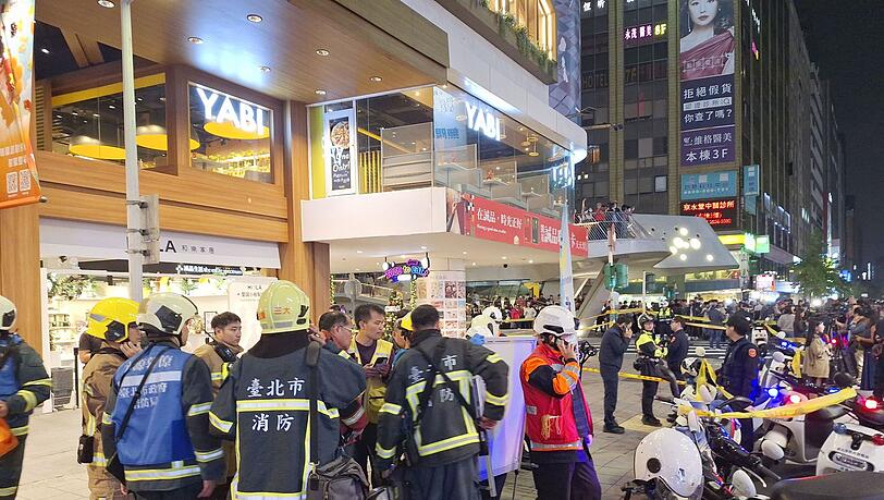 Mitten in Taipeh hat ein Mann mit Rauchgranaten und einem Messer Menschen angegriffen.