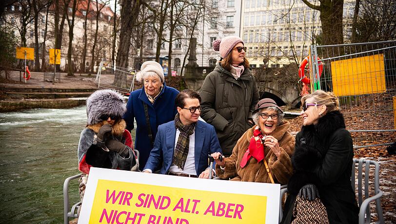 FDP-Spa&szlig;-Wahlkampf an der kaputten Eisbachwelle: Hier dreht Stadtratskandidat Aljoscha Lubos (M.) mit &auml;lteren Damen ein Video f&uuml;r Instagram: "Wir sind alt. Aber nicht blind." Jetzt will der M&uuml;nchner Klinikunternehmer eine halbe Million Euro Privatverm&ouml;gen in die Wiederherstellung der Welle stecken.