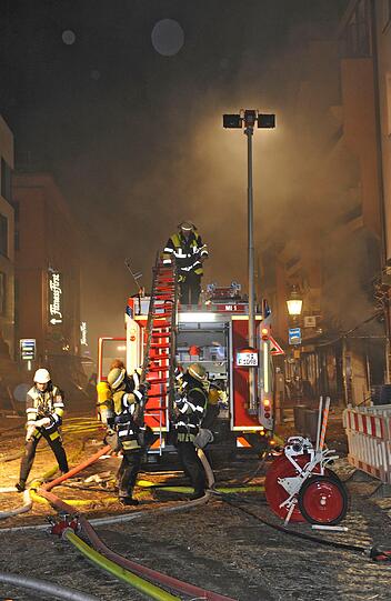 Feuer, Rauch, zerborstene Fenster - nach der Sprengung der Bombe hat die Feuerwehr viel zu tun: Umherfliegendes Stroh hatte Brände verursacht.