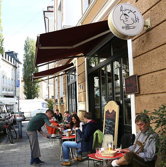 Das Ringelnatz ist eines der schönsten Schwabinger Cafés und Treffpunkt vieler Künstler und Musiker. Namensgeber ist der Schriftsteller Joachim Ringelnatz, der vor 100 Jahren in München lebte.