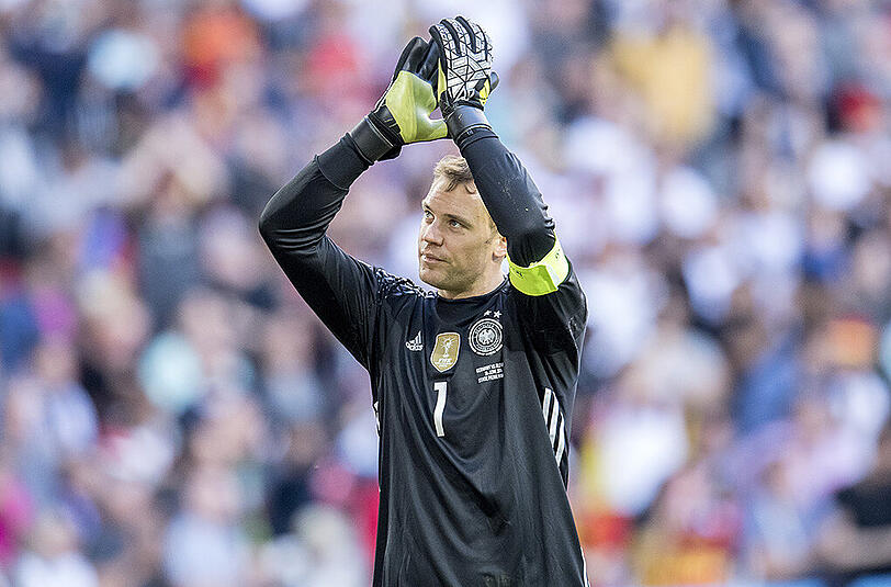 Manuel Neuer überzeugt nicht nur beim FC Bayern, sondern auch als Torwart des DFB-Teams  bei der Europameisterschaft in Frnakreich. In fünf Spielen kassierte er lediglich einen Gegentreffer - wohlgemerkt vom Elfmeterpunkt. Als Leistungsträger ist er erster Vertreter von Bastian Schweinsteiger als DFB-Kapitän und führte das Team in jedem Spiel mit der Binde aufs Feld.