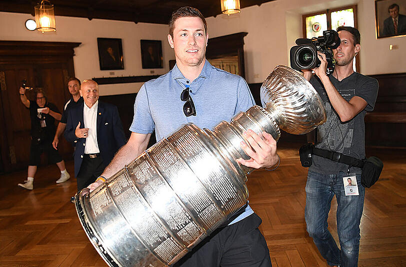 In Landshut präsentierte Tom Kühnhackl den Stanley Cup.