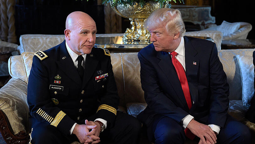 General Herbert Raymond McMaster und US-Präsident Donald Trump in dessen Anwesen in Mar a Lago. McMaster soll der neue Sicherheitsberater werden. General Herbert Raymond McMaster und US-Präsident Donald Trump in dessen Anwesen in Mar a Lago. McMaster soll der neue Sicherheitsberater werden.