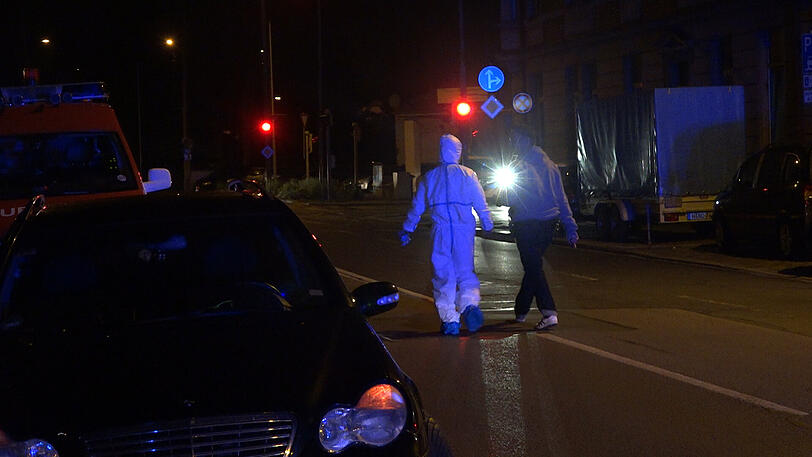 Die Feuerwehr fand in einem Bordell in Nürnberg eine tote Frau - die Bilder vom Einsatz.