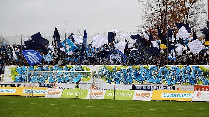 Wären fast einem üblen Streich zum Opfer gefallen: Fans des TSV 1860 in der Burghausener Wacker-Arena.