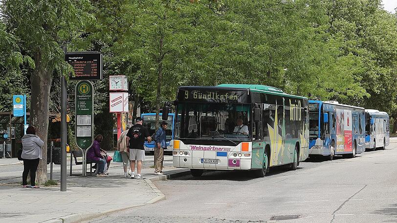Ein Bus der Stadtwerke Landshut wird geschnitten und muss eine Vollbremsung hinlegen.