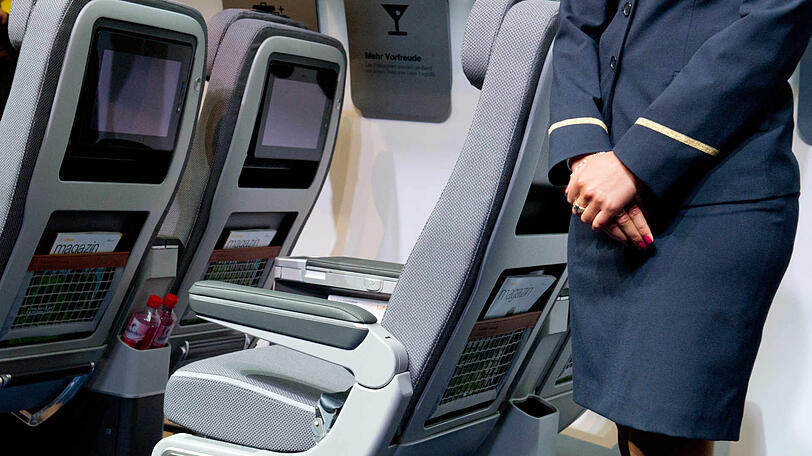 Eine Stewardess der Lufthansa.