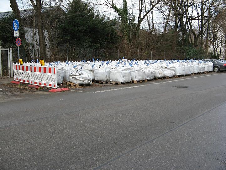 "Parkplatzblockade" nennen die Nachbarn diese verhüllten Steine.