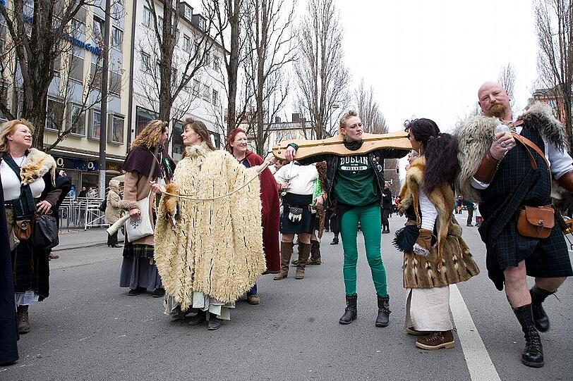 Irisches Brauchtum auf den Straßen München: Beim Umzug zum St. Patrick's Day sind Jung und Alt dabei - und gute Laune ist Pflicht.