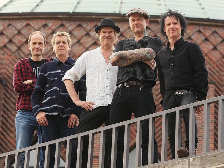 Gitarrist Michael Breitkopf (l-r), Bassist Andreas Meurer, Sänger Campino, Gitarrist Andreas von Holst und Schlagzeuger Stephen George Ritchie in Düseldorf.