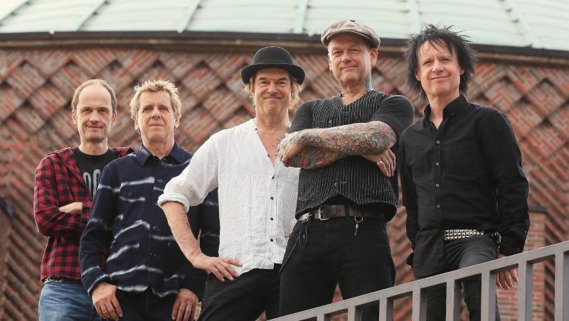 Gitarrist Michael Breitkopf (l-r), Bassist Andreas Meurer, Sänger Campino, Gitarrist Andreas von Holst und Schlagzeuger Stephen George Ritchie in Düseldorf. Gitarrist Michael Breitkopf (l-r), Bassist Andreas Meurer, Sänger Campino, Gitarrist Andreas von Holst und Schlagzeuger Stephen George Ritchie in Düseldorf.