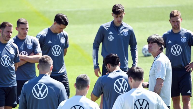 Bundestrainer Joachim Löw (2.v.r) wird wohl nichts radikal ändern.