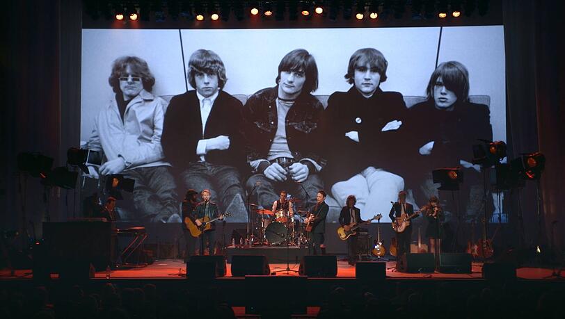 Ein Held für andere Musiker: Hier spielen Beck und Jakob Dylan Musik von Gene Clark. Der 1991 in Kalifornien im Alter von nur 46 Jahren verstorbene Musiker ist in der Mitte der Leinwand mit den Byrds zu sehen. Ein Held für andere Musiker: Hier spielen Beck und Jakob Dylan Musik von Gene Clark. Der 1991 in Kalifornien im Alter von nur 46 Jahren verstorbene Musiker ist in der Mitte der Leinwand mit den Byrds zu sehen.
