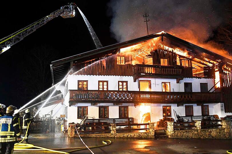 Großbrand auf einem landwirtschaftlichen Anwesen. Hunderte Feuerwehrleute bekämpften die Flammen. Bilder vom Einsatz.