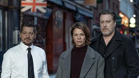 "Alles auf Rot": Erich Keller (Fritz Karl, l.) , Claire Keller (Jessica Schwarz) und Diller (Nicholas Ofczarek).