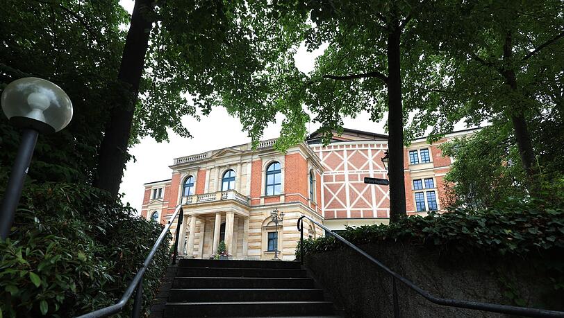 Das Bayreuther Festspielhaus zog auch diesmal wieder ein kritisches, aber begeisterungsfähiges Publikum an. (Archivbild)