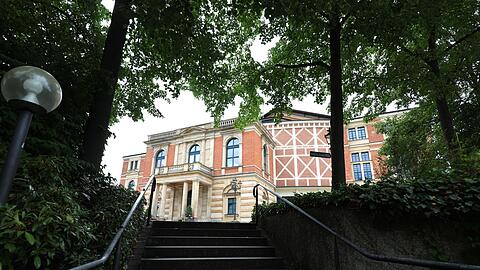 Das Bayreuther Festspielhaus zog auch diesmal wieder ein kritisches, aber begeisterungsfähiges Publikum an. (Archivbild)