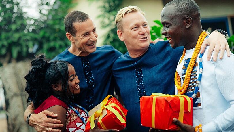 "Die Braut, ihr Mann, die Eltern & Wir! Kai und Knossi auf Hochzeitsreise": Kai Pflaume (l.) und Jens "Knossi" Knossalla in traditioneller Hochzeitskleidung in Ghana.