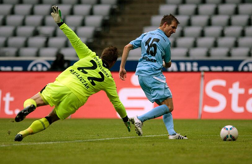 Stefan Aigner (1860) schiesst das 1 - 0 gegen TW Michael Ratajczak.