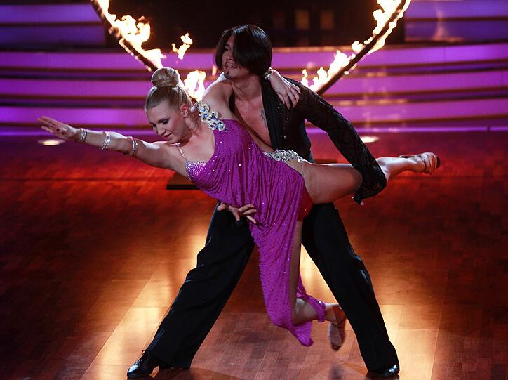 Die Promis bei Let's Dance geben Gas, zeigen immer mehr nackte Haut, immer gewagtere Outfits - sehen Sie hier die heißen Bilder...
