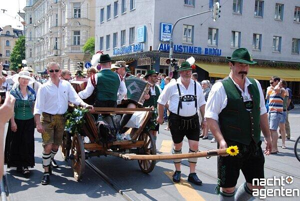 So schrill wird der CSD 2013 in der Münchner Innenstadt gefeiert. Noch mehr Partyfotos unter:  www.nachtagenten.de