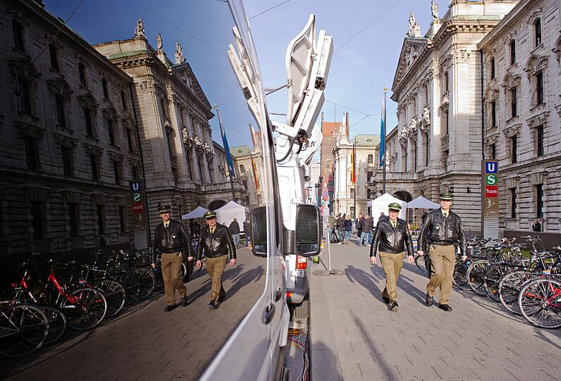 Idyllische Szenen und traumhaftes Wetter am Dienstagmorgen vor dem Justizpalast, bevor die Protagonisten zum zweiten Prozesstag erscheinen.