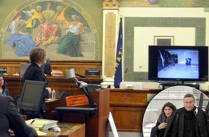 Die Staatsanwältin Jennifer Clark zeigt bei der Hauptverhandlung im Gerichtssaal in Missoulaauf einem Monitor Bilder aus der Tatnacht. Der 17-Jährige Diren war durch die Schüsse eines Mannes gestorben, in dessen Garage der Jugendliche eingedrungen war. Direns Eltern Mutter Gülcin und Celal waren beim Prozess anwesend.
