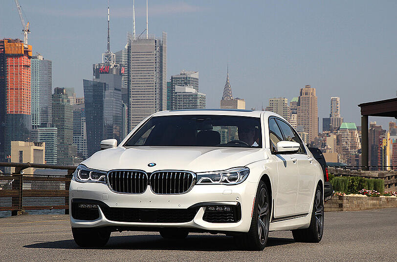 Der neue 7er BMW wird offiziell auf der Internationalen Automobilausstellung präsentiert. Technisch kann das Auto mit allem ausgestattet werden, was derzeit möglich ist.