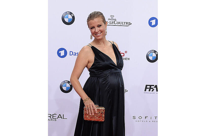Die schwangere Moderatorin Nina Eichinger auf dem roten Teppich bei der Verleihung des Deutschen Filmpreises, der Lola 2016, in Berlin.