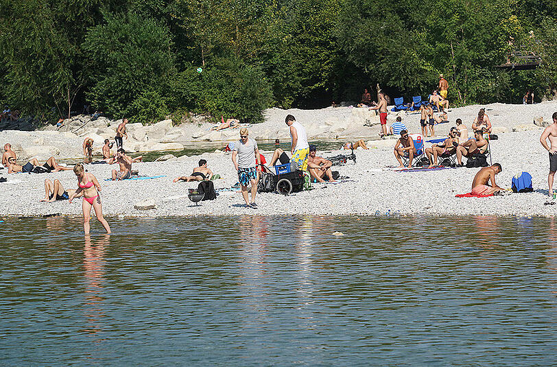 Hitzewelle in München: Wie gut, dass man sich in der kühlen Isar abfrischen kann.