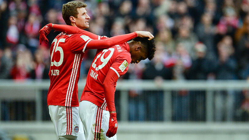 Sonderlob von Bayern-Trainer Carlo Ancelotti: Thomas Müller (links) freut sich mit Torschütze Kingsley Coman über dessen Treffer zum 7:0 gegen den Hamburger SV.