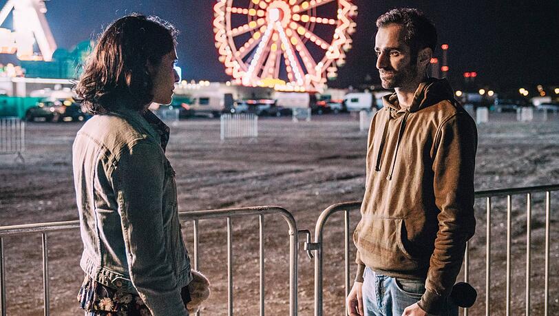 Lieben wir uns (noch)? Mina (Pegah Ferydoni) und Kian (Hadi Khanjanpour) auf dem Volksfestplatz Lieben wir uns (noch)? Mina (Pegah Ferydoni) und Kian (Hadi Khanjanpour) auf dem Volksfestplatz