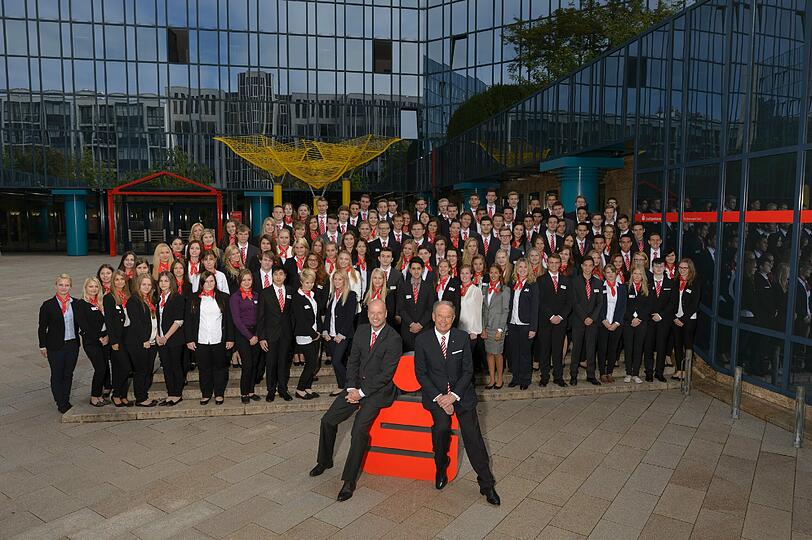 Gruppenbild mit Chef: 120 neue Auszubildende nahmen ihre Banklehre bei der Stadtsparkasse München auf.