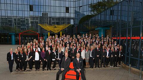 Gruppenbild mit Chef: 120 neue Auszubildende nahmen ihre Banklehre bei der Stadtsparkasse München auf.