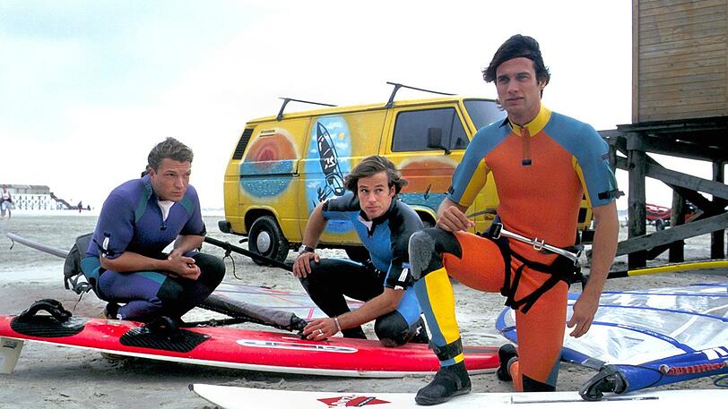 Von 1995 bis 1999 war Ralf Bauer (re.) in einer Hauptrolle der Surfer-Serie "Gegen den Wind" zu sehen.