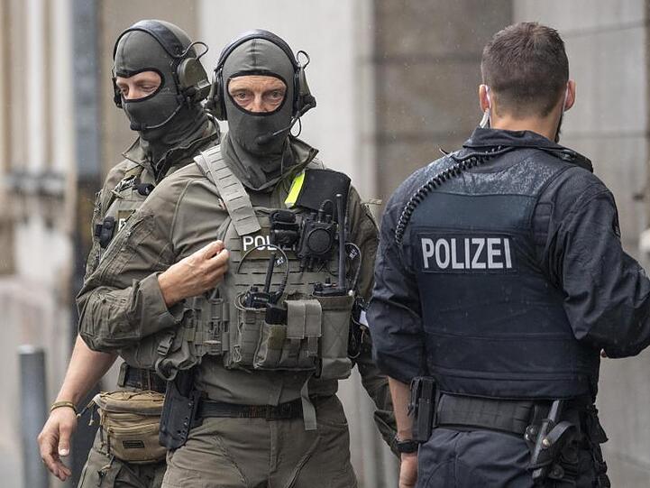 Beamte des Spezialeinsatzkommandos (SEK) der Polizei sichern vor der Ankunft der Angeklagten das Gerichtsgebäude.