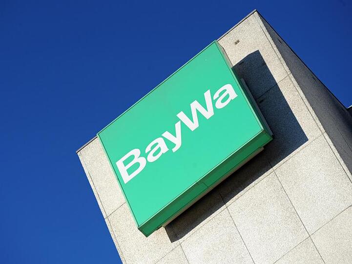 Das Logo der BayWa AG ist an einer Hauswand der Firmenzentrale zu sehen. Foto: Andreas Gebert/Archiv