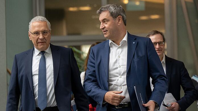 Joachim Herrmann, (li., CSU) Bayerns Staatsminister des Innern und Markus Söder, CSU-Vorstandsvorsitzender, zeigen sich zufrieden mit einem Urteil gegen die NPD.
