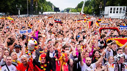 Deutschland-Fans jubeln in der Fanzone am Brandenburger Tor.