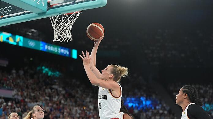 Die deutschen Basketballerinnen um Leonie Fiebich haben den Einzug ins Halbfinale klar verpasst. Die deutschen Basketballerinnen um Leonie Fiebich haben den Einzug ins Halbfinale klar verpasst.