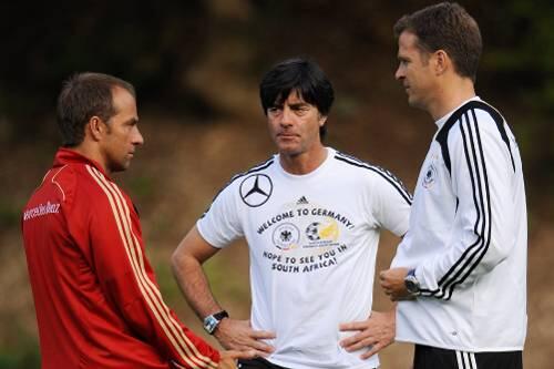 Wen holen sie in den WM-Kader? Bundestrainer Jogi Löw (Mitte), Co-Trainer Hansi Flick (l.) und Manager Oliver Bierhoff.