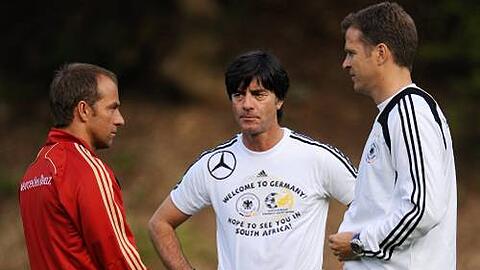 Wen holen sie in den WM-Kader? Bundestrainer Jogi Löw (Mitte), Co-Trainer Hansi Flick (l.) und Manager Oliver Bierhoff.